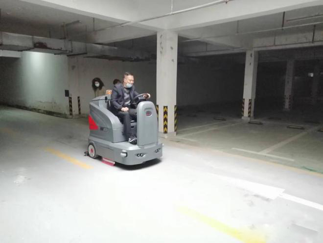 静安小区物业保洁不用人力改用驾驶式洗地机了